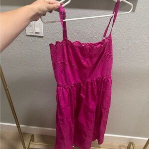 GAP Factory Fuchsia dress with scalloped neckline. Ideal for everyday wear.
